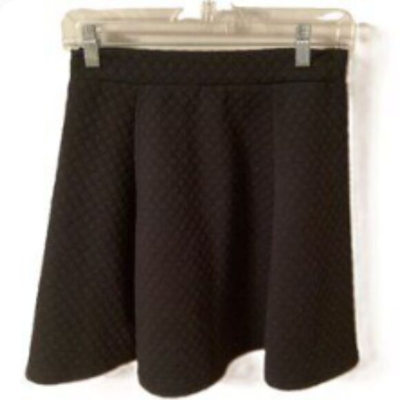 DIVIDED H&M SIZE SMALL BLACK QUILTED POLYESTER SKATER SKIRT - Picture 1 of 6